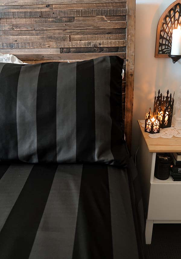 Midnight Creeps Gothic-Inspired King-Size Quilt Set for a Dark and Elegant Bedroom