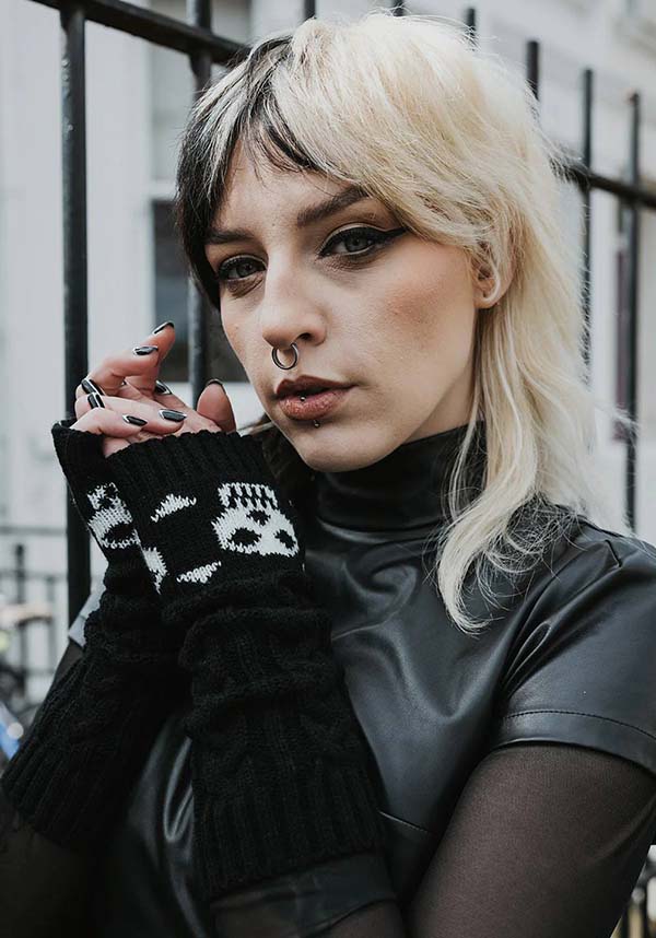 Stylish Cable - Knit Fingerless Gloves with Skull & Crossbones Design