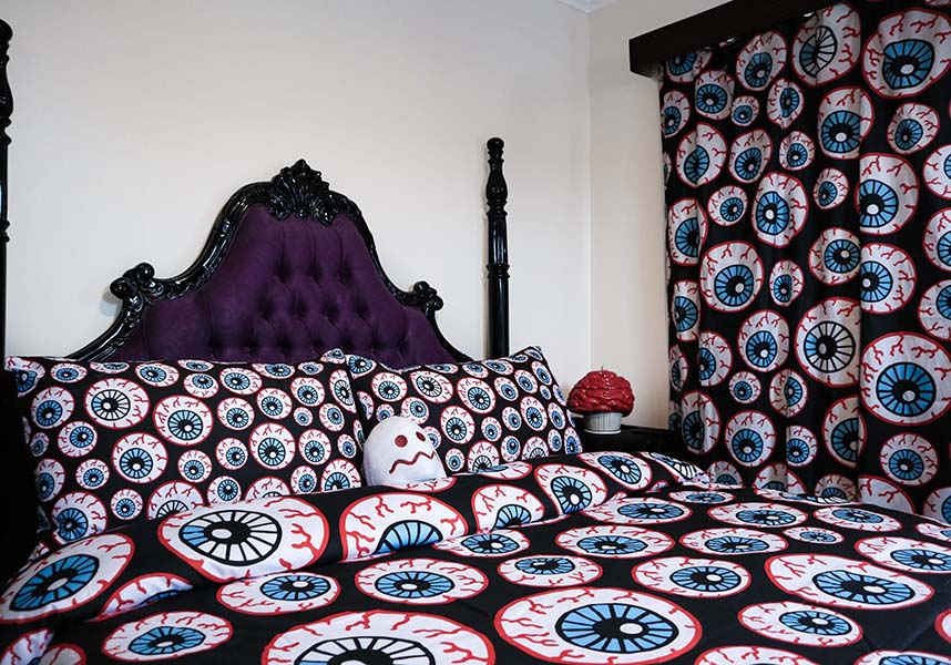 King - Sized Eyeball Quilt Set for Unique Bedroom Decor